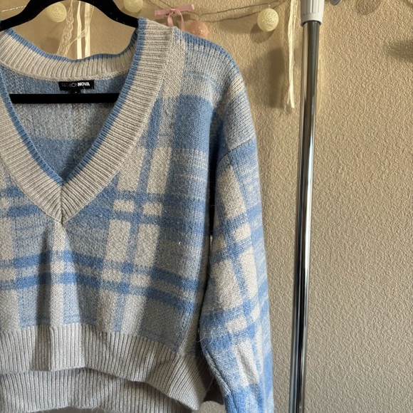 ୨୧ ・゚✧ Fashion Nova Living The Comfy Life Cropped Blue V Neck Sweater - Picture 3 of 5